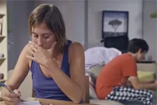 Laetitia n’arrive pas à écrire son discours pour l’enterrement de Jérôme