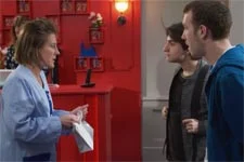 Laetitia reçoit un surprenant cadeau de la part de Tom et Kévin