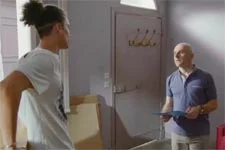 Le propriétaire du studio d?Abdel refuse de le louer à Baptiste qui n?a pas de CDI