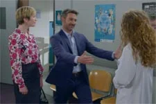 Léa est dans l?impossibilité de refuser l?invitation inattendue de Laurent