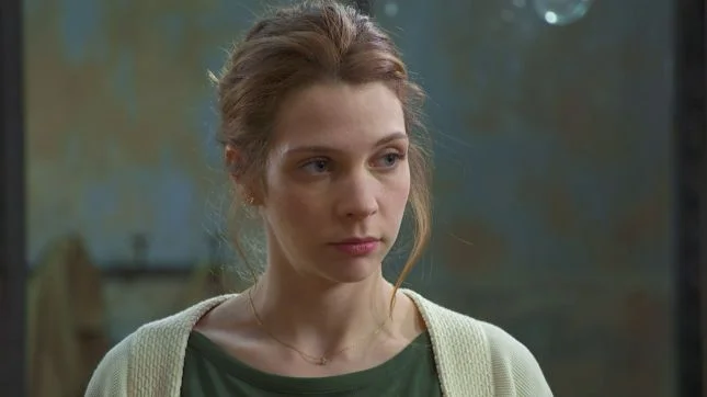 Léa, jolie en gilet crème ! look du jour