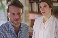 Léa questionne un réceptionniste de l’écolodge sur Alexandra