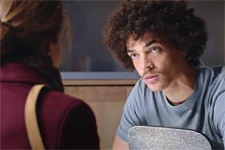 Léa supplie Baptiste de l’aider à prouver l’innocence d’Alexandra pour le meurtre de Christophe Danon