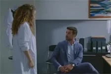 Léa tente de faire comprendre à Laurent que le Docteur Edouard se trompe de diagnostic sur son fils