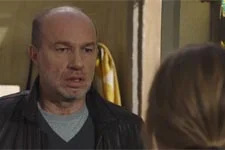 Léo a peur qu?Elias cache un lourd passé !