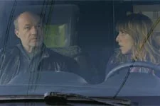 Léo en planque avec Barbara devant la villa de Vanessa