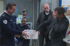 Léo est tiré au sort pour organiser le réveillon du commissariat