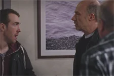 Léo et Roland fouillent la chambre de Millard !