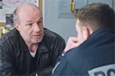 Léo pousse Kévin à aller voir un témoin en off pour faire tomber Syd !