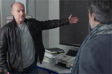 Léo sur le point de laisser tomber Sacha