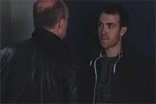 Léo tente de faire comprendre à Kévin qu’il risque de vivre avec des morts sur la conscience !