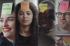 Les colocs jouent à Qui suis-je ?