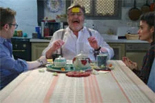 Les colocs organisent une soirée jeu de société avec Rochat