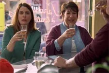 Les Mistraliens trinquent à l?installation de Claire au-dessus du bar !