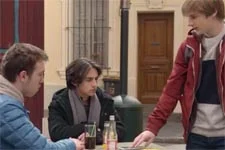 Luis offre un portable à Tom !