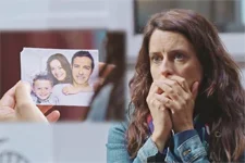 Luna découvre la famille d’Andrès en photo !