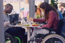 Luna et Mouss s?échappent d?un restaurant sans payer !