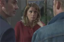 Luna répond aux questions de la police après un meurtre du Celeste