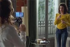 Mélanie a du mal à enregistrer les v?ux de Sabrina pour le mariage de Barbara et Elias