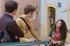 Mila continue de se faire passer pour une fille de riches