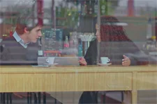 Mila est dégoûtée d’apprendre que Tom est amoureux de Luis !