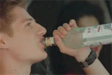 Mila fait boire un mélange d’alcool et de médicaments à Luis