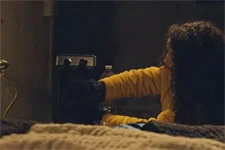 Mila offre un chauffage à Valère