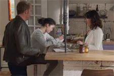 Mila propose à Jeanne de l?aider à choisir son look du jour