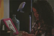 Mila vole un précieux bijou à Jeanne !