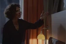 Mirta remarque qu?il n?y a plus de tâche sur le mur de sa chambre