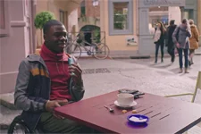 Mouss cherche un moyen d’engager le dialogue avec Mila