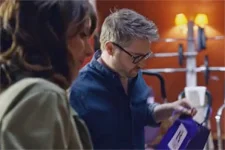 Nathan achète un cadeau aux Belles du Mistral !