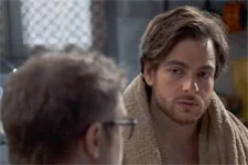 Nathan apprend à Elias que Rochat a perdu son fils il y quinze ans