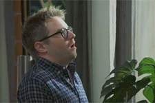 Nathan fait pipi dans une plante !