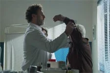 Nicolas malmène physiquement un malade !