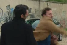 Nicolas met un coup de poing à son frère !