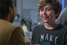 Nicolas offre un cadeau à Noé pour s?excuser de l?avoir giflé !