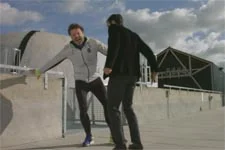 Nicolas se prend un coup de couteau de son frère !