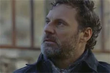 Nicolas se voit mettre la pression par son frère !