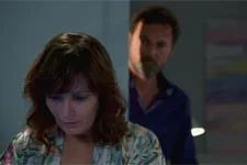 Nicolas surprend Blanche qui fouille dans son portable !