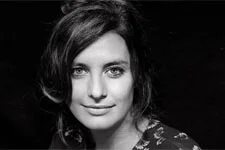 Nikos Aliagas prend Laetitia Milot (Mélanie) en photo