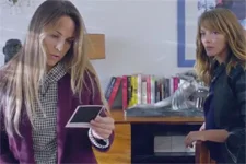 Ninon met la main sur sa propre photo du viol avec Baron !