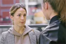 Ninon offre un cadeau à Angèle