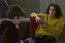 Noé tombe sur le test de grossesse d?Emma !