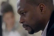 Patrick apprend une mauvaise nouvelle à Pascal Senghor