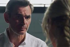 Patrick fait un changement de dernière minute au commissariat