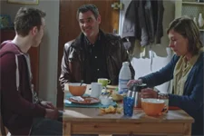 Plus belle la vie en avance : Kévin va avoir une IMMENSE JOIE !