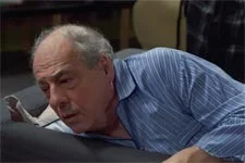 Plus belle la vie en avance : Roland squatte le canapé de Thomas et Gabriel