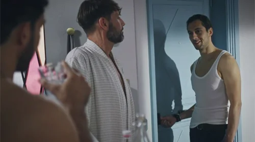 Plus belle la vie en avance : Thomas et Gabriel font un PLAN À TROIS avec un autre homme !