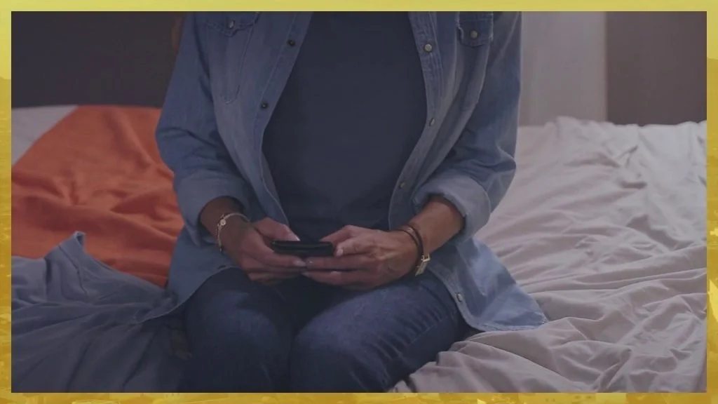 Plus belle la vie Indiscrétion : Adriana découvre le sms de Romain à Fanny